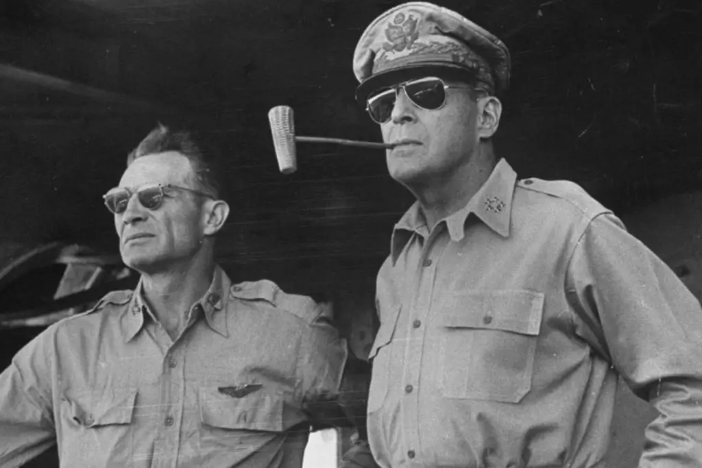 De Ray-Ban Aviator bood bescherming tegen fel zonlicht op grote hoogte.