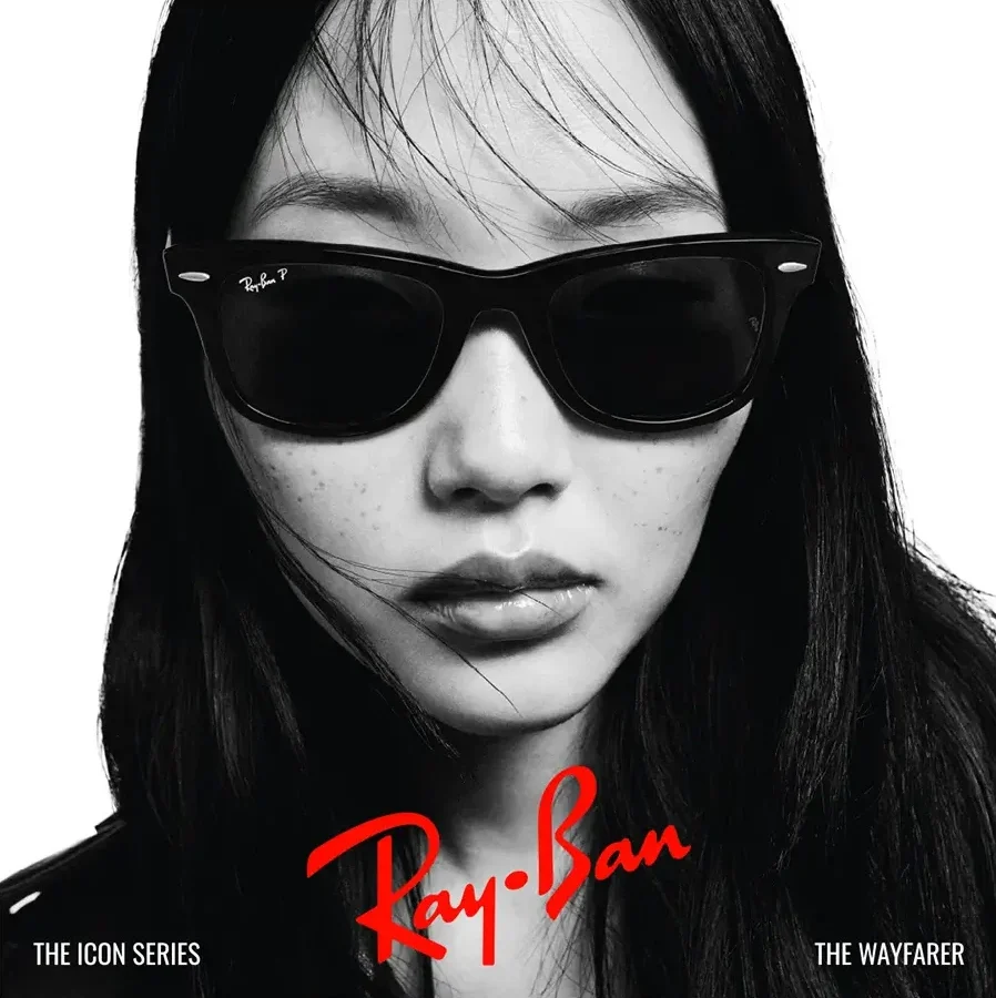 Vrouw met de klassieke wayfarer model