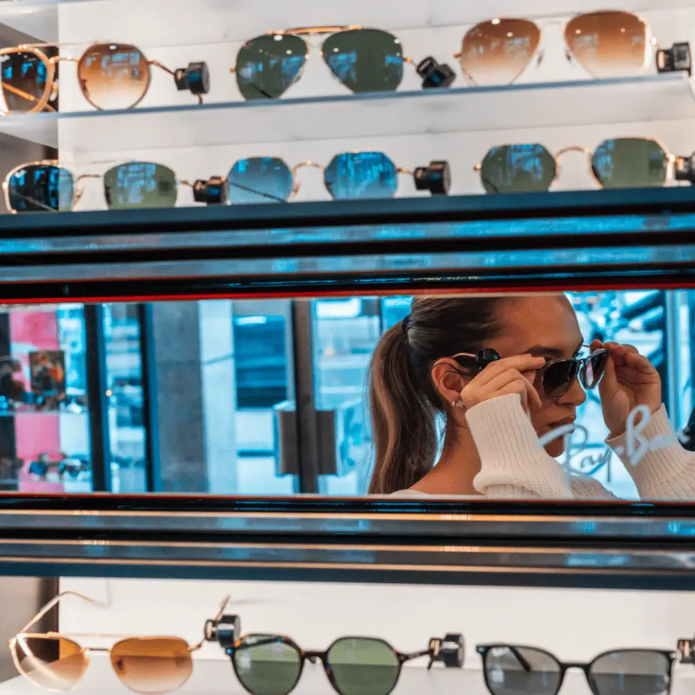 Vrouw met Ray Ban zonnebril bij Teeling Optiek