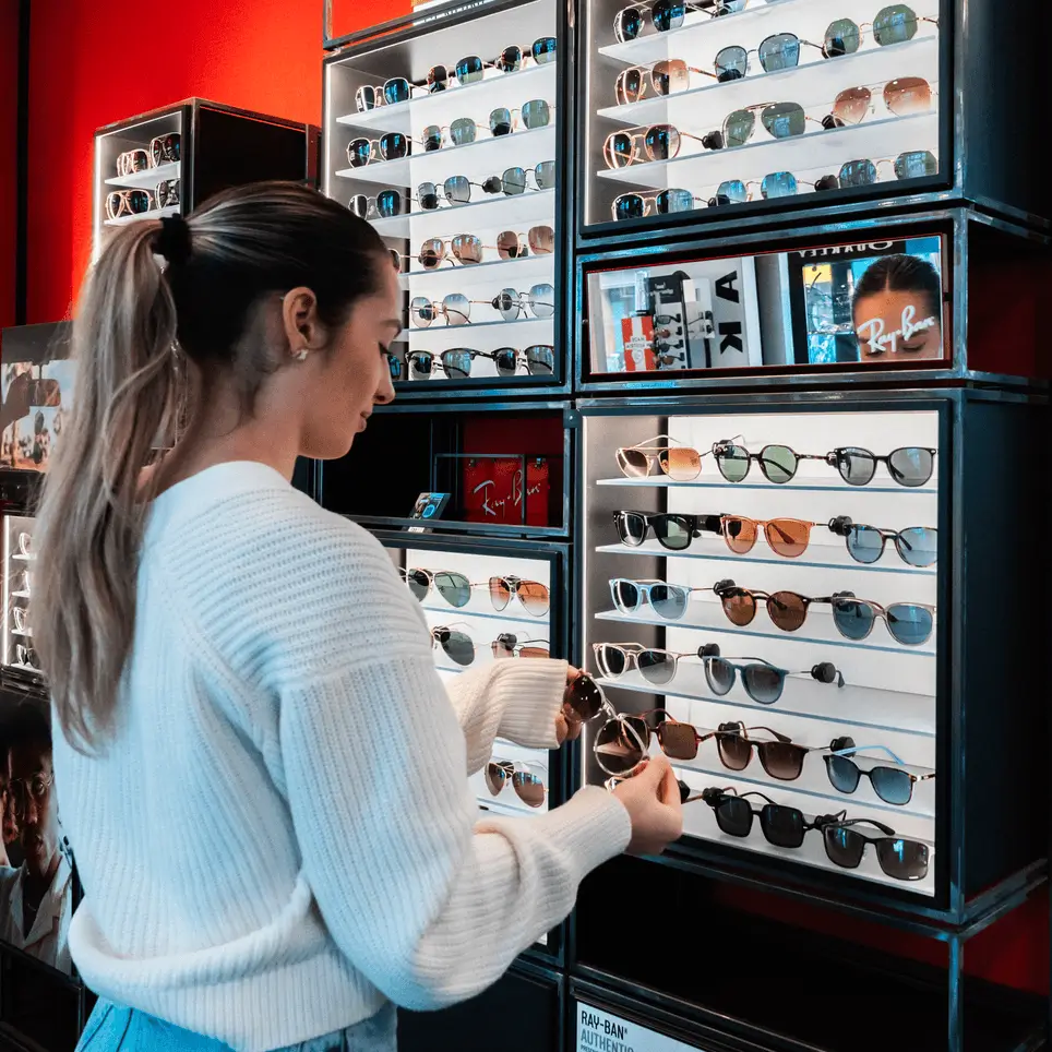 Meisje met ray ban zonnebril bij Teeling Optiek