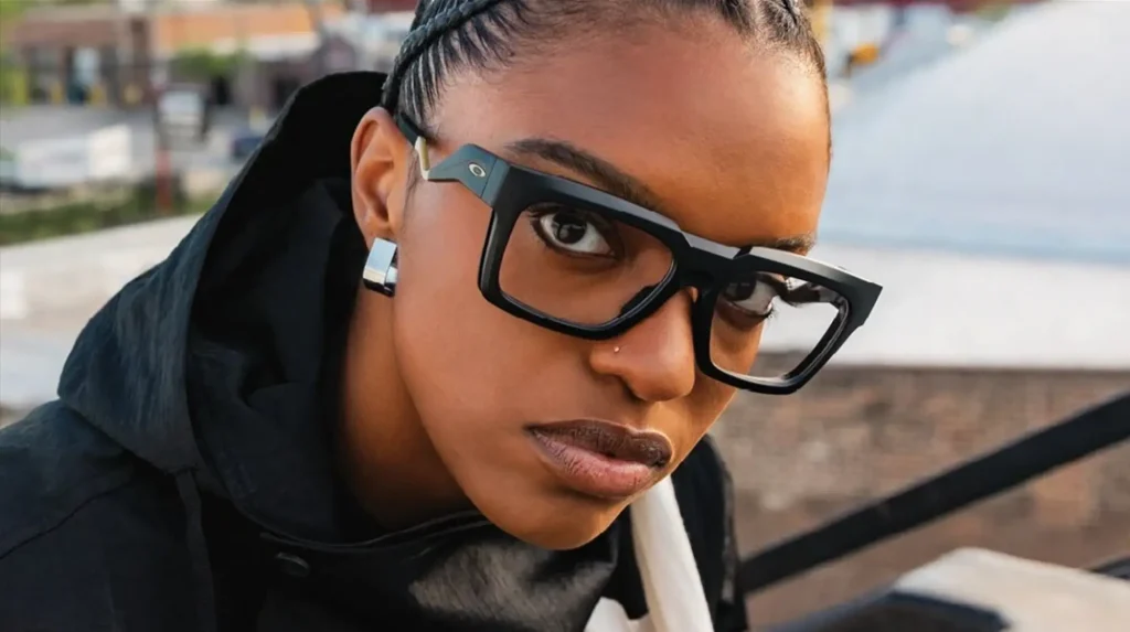 Vrouw draagt Oakley bril in Amsterdam