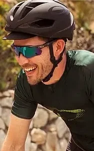 Twee Fietser met Oakley radar ev fietsbril op asfaltweg