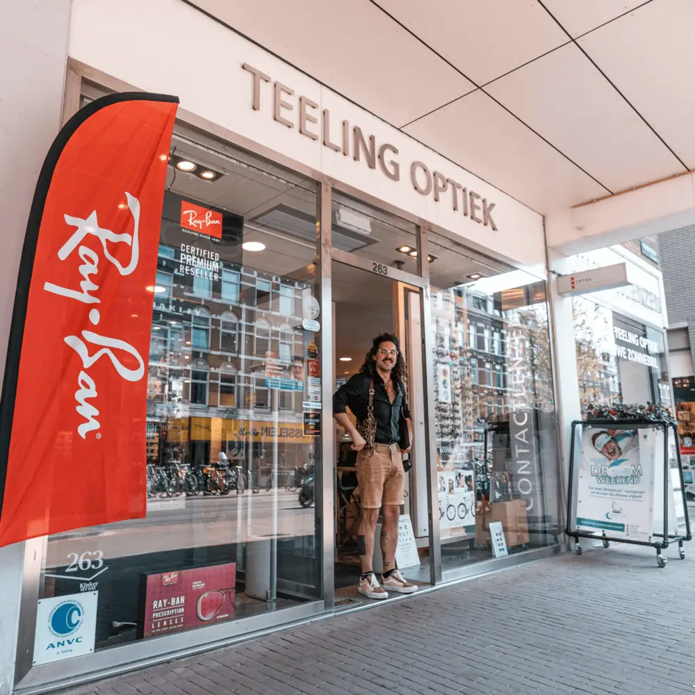 Medewerker gerko staat voor de brillenwinkel in amsterdam