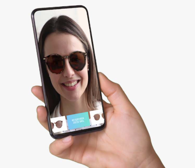 Met de online pasfunctie van Izilookbook kun je zonnebrillen alvast virtueel passen vanuit huis.