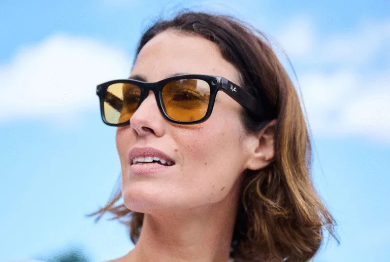 vrouw draagt rayban meta zonnebril met gele glazen in amsterdam