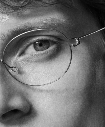 man met een bril op van lindberg