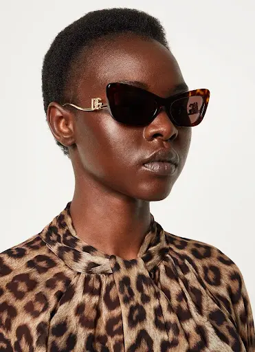 Vrouw draagt Dolce Gabbana cat eye zonnebril bij Teeling Optiek Amsterdam