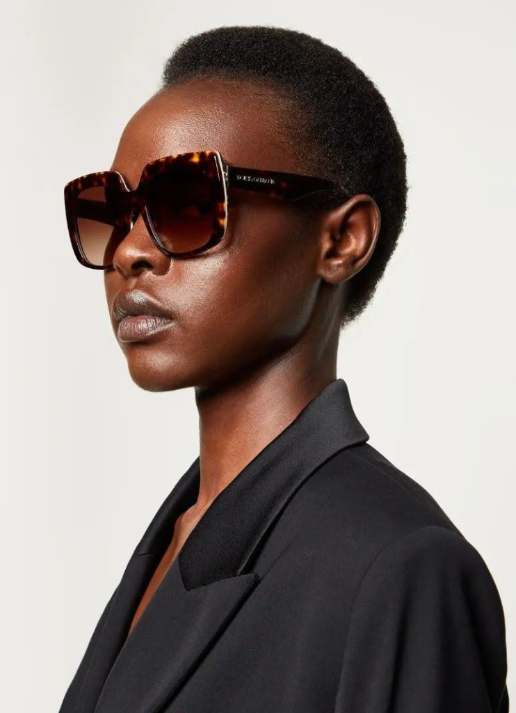 Vrouw draagt grote bold Dolce Gabbana zonnebril bij Teeling Optiek Amsterdam