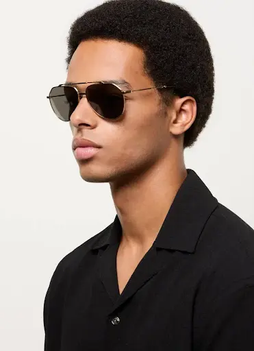 Heer draagt zwarte retro Dolce Gabbana zonnebril bij Teeling Optiek Amsterdam