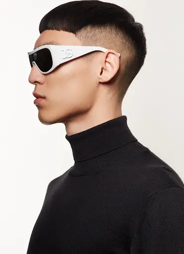 Man draagt witte Dolce Gabbana zonnebril met modern design bij Teeling Optiek