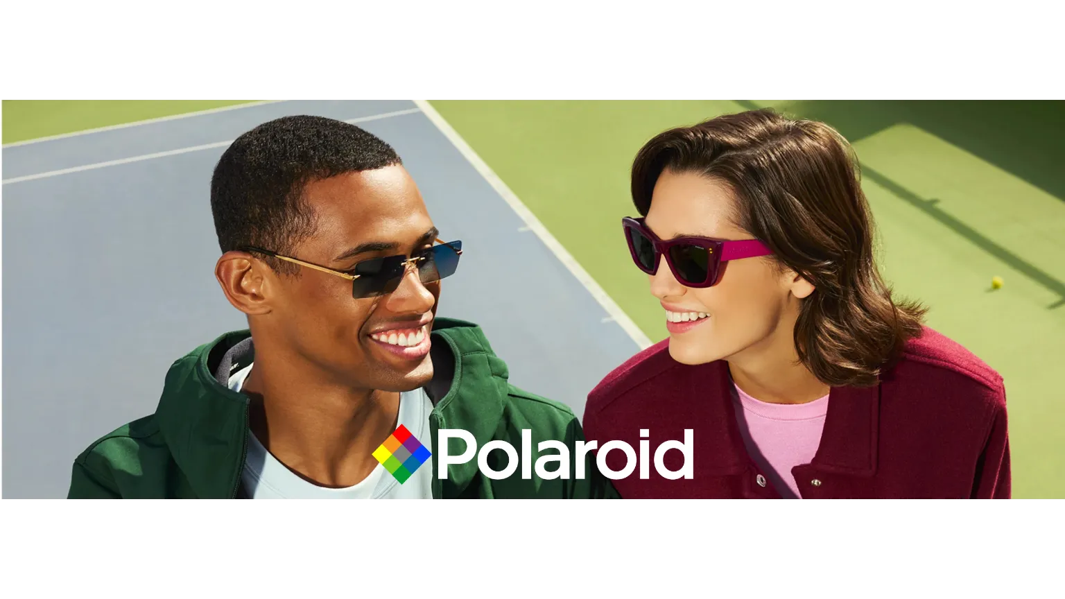 Man en vrouw dragen Polaroid monturen met gepolariseerde glazen op tennisbaan