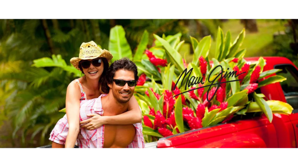 Dame heer dragen Maui Jim zonnebrillen met Hawaiiaans design bij Teeling